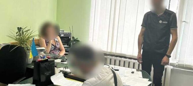 У Тернопільській області чиновниця отримувала хабарі у вигляді подарункових сертифікатів мережевого магазину та на відпочинок в готелі