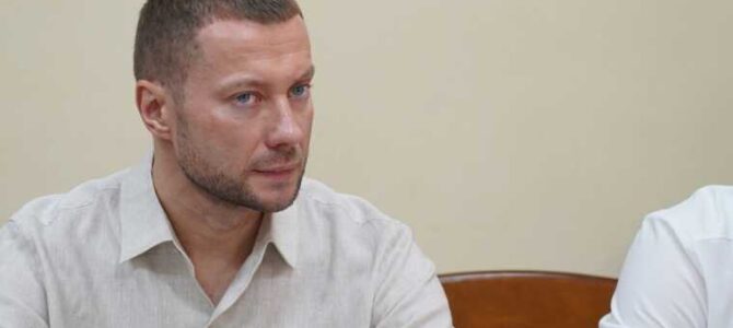 Суд відмовився взяти під варту підозрюваного голову АМКУ Павла Кириленка: призначив заставу 30 мільйонів та носіння браслета