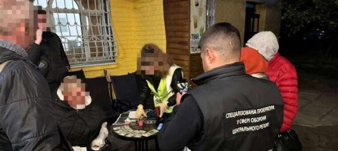 Викрито та повідомлено про підозру лікарці та військовослужбовцю, які вимагали з ветерана бойових дій 5 тисяч доларів США