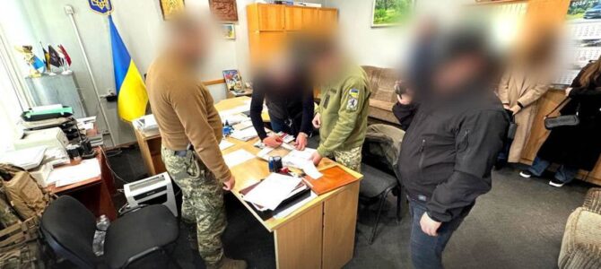 На Закарпатті начальника РТЦК і заступника комбата ТРО спіймали на хабарі