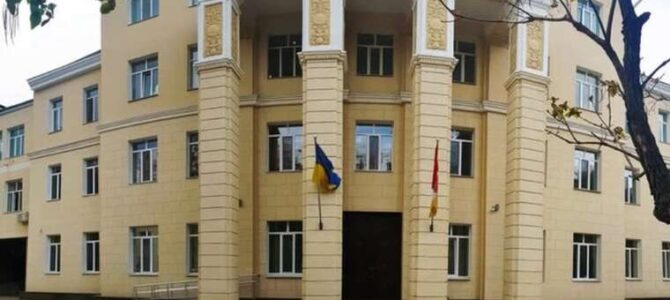 В Одесі суддя заявив про втручання в правосуддя: у залі залишили пакет із грошима та алкоголем