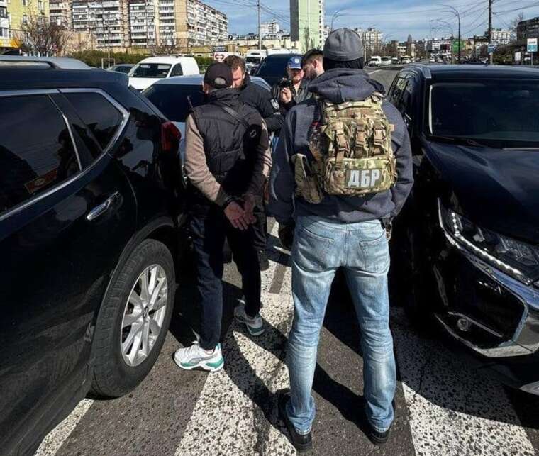 120 тисяч за дозвіл на торгівлю: Чиновника з Деснянської РДА Біньковського затримали на хабарі
