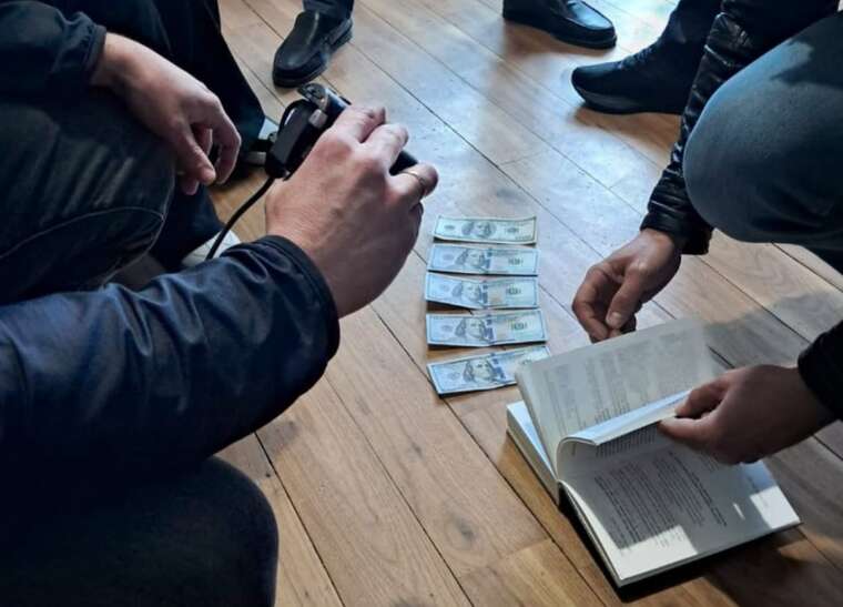 Обіцяв домовитися з суддею за 1500 доларів: на Прикарпатті затримано адвоката-шахрая Обіцяв домовитися з суддею за 1500 доларів: на Прикарпатті затримано адвоката-шахрая