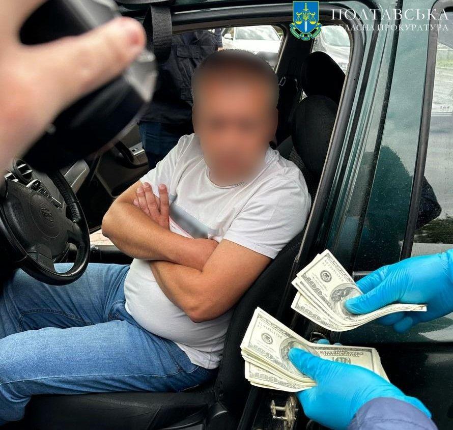Чиновника Подільської райради Полтави затримали на хабарі в 13 000 доларів Чиновника Подільської райради Полтави затримали на хабарі в 13 000 доларів