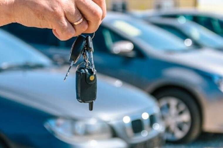 “Трошки бите” за безцінь: посадовці масово занижують вартість авто у деклараціях — розслідування