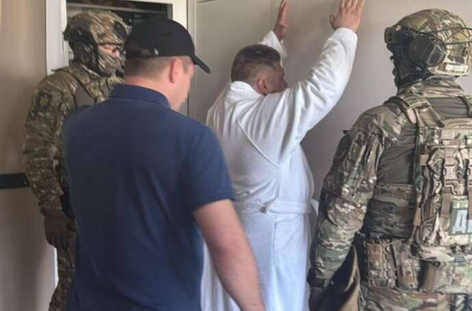У Вінниці екскерівників Держпродспоживслужби затримали за хабарі та зберігання наркотиків У Вінниці екскерівників Держпродспоживслужби затримали за хабарі та зберігання наркотиків