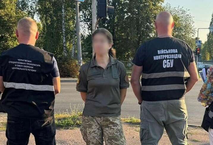 СБУ та поліція затримали співробітницю ТЦК, яка пропонувала «припинити розшук» за 20 тисяч гривень