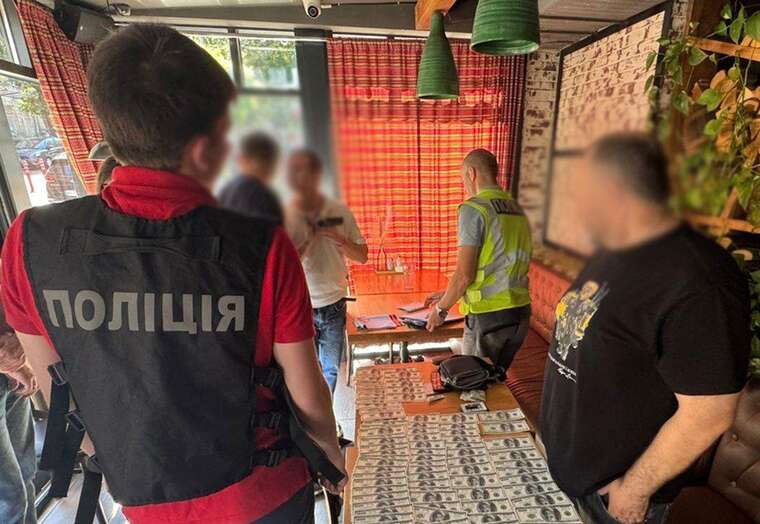 Співробітника Міноборони затримано за хабар у 10 тисяч доларів за працевлаштування на стратегічне підприємство Співробітника Міноборони затримано за хабар у 10 тисяч доларів за працевлаштування на стратегічне підприємство