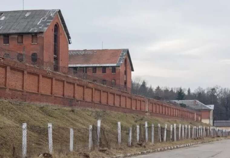 В’язницю ремонтують по цінах люксового ЖК: у Дрогобичі переплатили понад 3 мільйони гривень за вікна та радіатори В’язницю ремонтують по цінах люксового ЖК: у Дрогобичі переплатили понад 3 мільйони гривень за вікна та радіатори