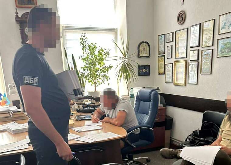 Суд у Дніпрі засудив помічника судді за незаконне сприяння виїзду чоловіків за кордон Суд у Дніпрі засудив помічника судді за незаконне сприяння виїзду чоловіків за кордон