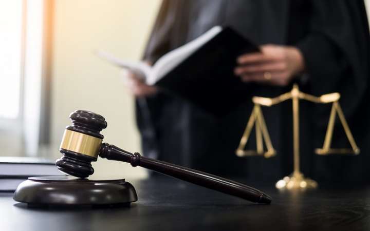 3 тисячі доларів за виїзд: помічника судді Ліпчанського звільнили від в’язниці за угоду зі слідством про викриття ОЗГ у Мар’їнському суді