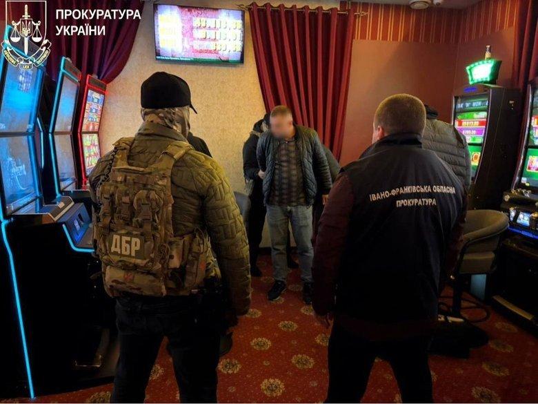 Посадовців Західного управління ДМС затримали за схему хабарів на оформленні документів