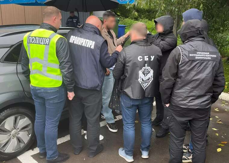 На Львівській митниці затримали інспектора за хабар у 15 тисяч доларів за ввезення брендової ювелірки На Львівській митниці затримали інспектора за хабар у 15 тисяч доларів за ввезення брендової ювелірки
