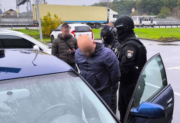 У Києві затримали військового, який за 9 200 доларів переправляв чоловіків до Румунії у військовій формі У Києві затримали військового, який за 9 200 доларів переправляв чоловіків до Румунії у військовій формі
