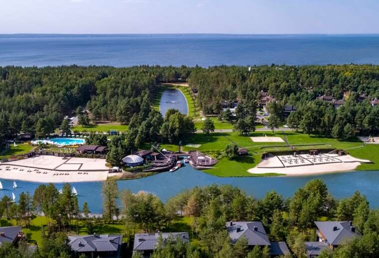 Елітний скандал у Києві: На березі озера Міністерка виріс новий котедж із панорамними вікнами Елітний скандал у Києві: На березі озера Міністерка виріс новий котедж із панорамними вікнами