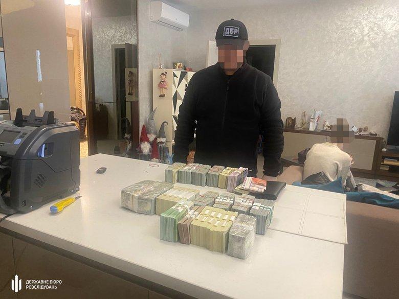 Незаконне збагачення: Керівницю відділу Держекоінспекції затримали із незадекларованою готівкою – 880 тисяч доларів та 200 тисяч євро Незаконне збагачення: Керівницю відділу Держекоінспекції затримали із незадекларованою готівкою – 880 тисяч доларів та 200 тисяч євро