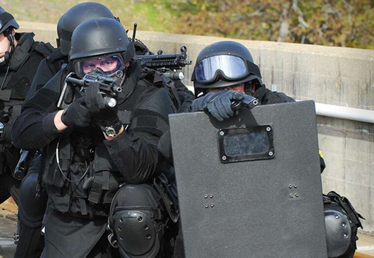 Поліція закупила 300 протиударних щитів на 53,39 мільйона гривень: Підряд отримав «Велмет» без конкуренції Поліція закупила 300 протиударних щитів на 53,39 мільйона гривень: Підряд отримав «Велмет» без конкуренції