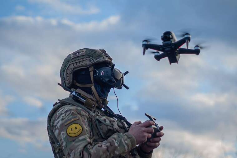 На Сумщині військовослужбовця та спільників підозрюють у привласненні 16 мільйонів гривень на квадрокоптерах для ЗСУ На Сумщині військовослужбовця та спільників підозрюють у привласненні 16 мільйонів гривень на квадрокоптерах для ЗСУ