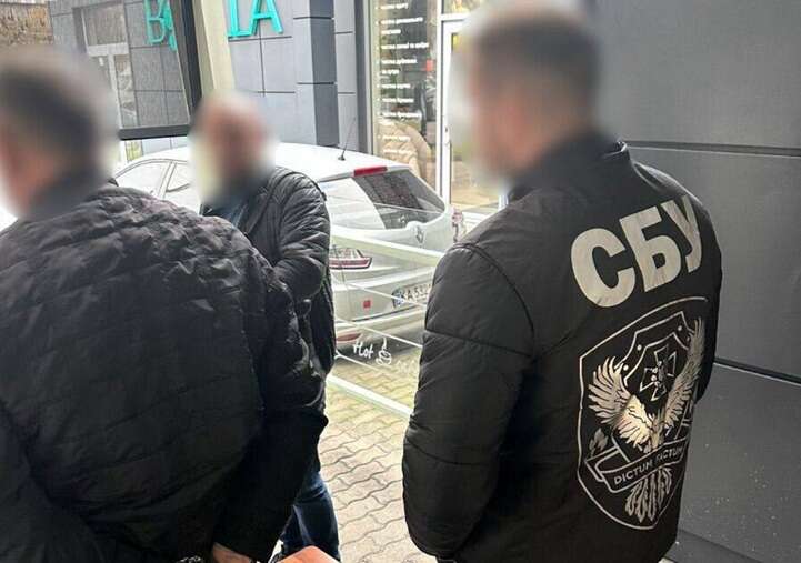 Щомісячна “данина”: У Києві затримали посадовців Держпродспоживслужби, які вимагали 40 тисяч гривень за безперешкодну роботу птахоферми