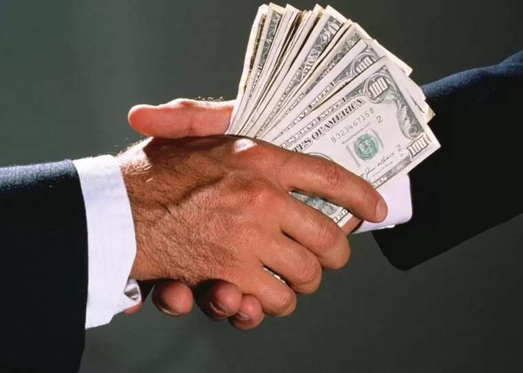 Мільйон гривень кешем щомісяця: Як заступник начальника поліції Олександр Беззубенко перетворив Святошинський район на “особисту годівницю”