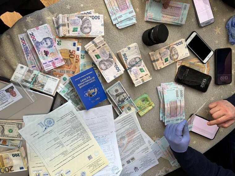 Документи “під ключ” без вакцинації: у Києві викрили масштабну корупційну схему у ветклініках