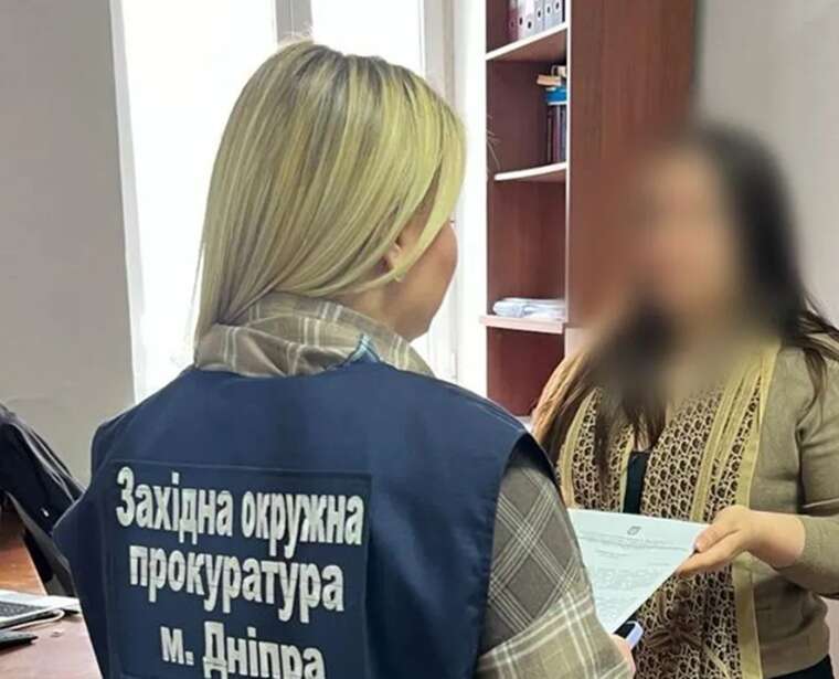 Переплата у 2,8 мільйона: у Дніпрі ексчиновницю підозрюють у недбалості під час закупівлі світла для шкіл Переплата у 2,8 мільйона: у Дніпрі ексчиновницю підозрюють у недбалості під час закупівлі світла для шкіл