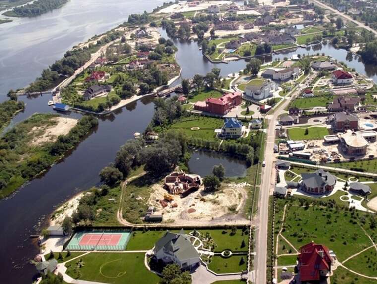 «Маєтки на тещу та маму»: як українські нардепи приховують палаци у Кончі-Заспі та регіонах