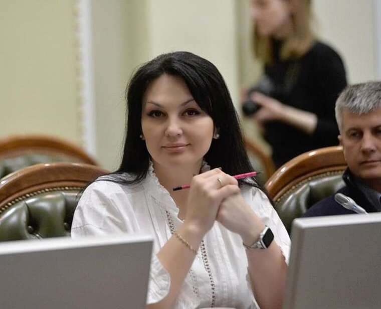 Викидала хабар за паркан: Апеляційна палата ВАКС перегляне вирок нардепці Марченко та її помічниці