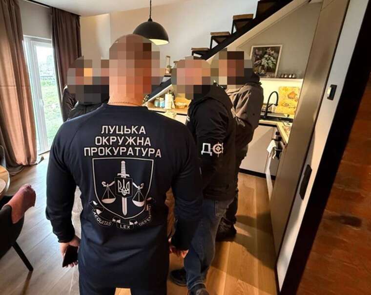 Понад 1,3 мільйона гривень за дозвіл на надра: у Луцьку затримали посадовця міськради на масштабному хабарі Понад 1,3 мільйона гривень за дозвіл на надра: у Луцьку затримали посадовця міськради на масштабному хабарі