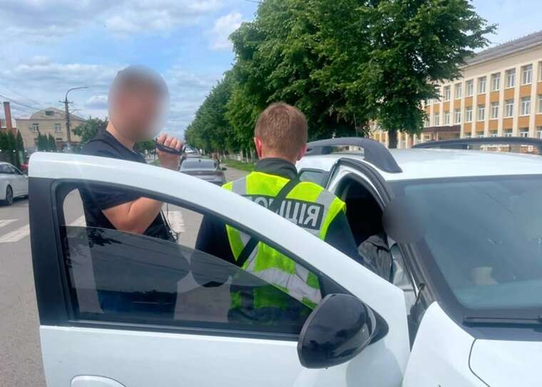 На Вінниччині за хабар у 32 тисячі доларів затримали місцевого депутата та його спільника, — поліція На Вінниччині за хабар у 32 тисячі доларів затримали місцевого депутата та його спільника, — поліція