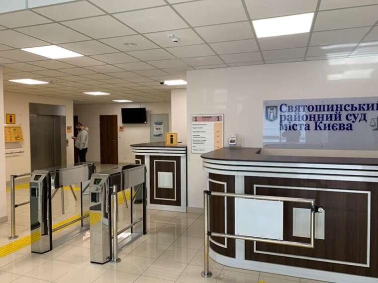 Подавали позови, доки не випаде «потрібний» суддя: у Києві на хабарі викрили адвоката та помічника судді