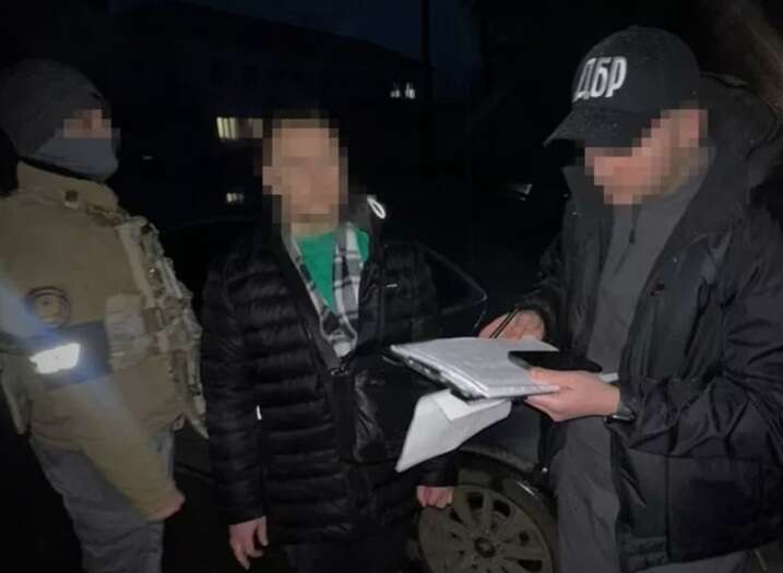 Сім років умовно за 2500 хабаря доларів: експрокурор Карапута уникнув тюрми завдяки угоді та 2,5 мільйона гривень донату на ЗСУ Сім років умовно за 2500 хабаря доларів: експрокурор Карапута уникнув тюрми завдяки угоді та 2,5 мільйона гривень донату на ЗСУ