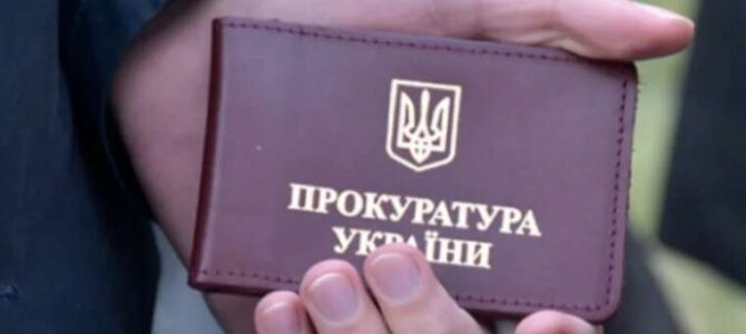 Три авто за 16 місяців: як родина львівського прокурора Лозового купувала елітні електрокари значно дешевше від ринкової вартості