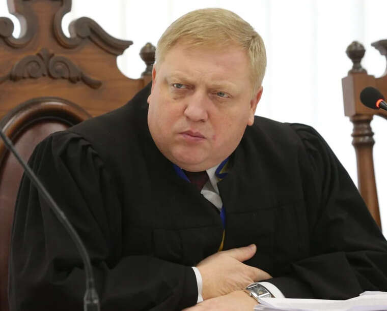 У судді Юрія Сливи знайшли 8300 доларів у кишені: справа про хабарі отримала новий поворот У судді Юрія Сливи знайшли 8300 доларів у кишені: справа про хабарі отримала новий поворот